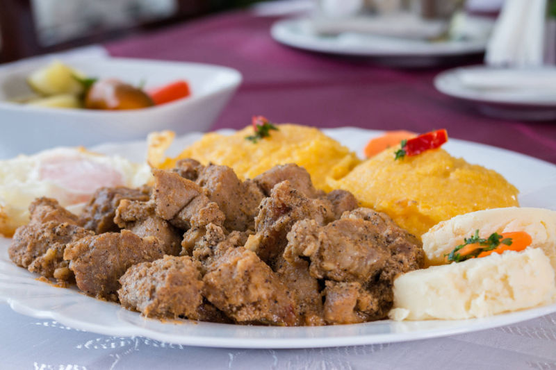 Tochitură mămăligă, cu ou şi brânză