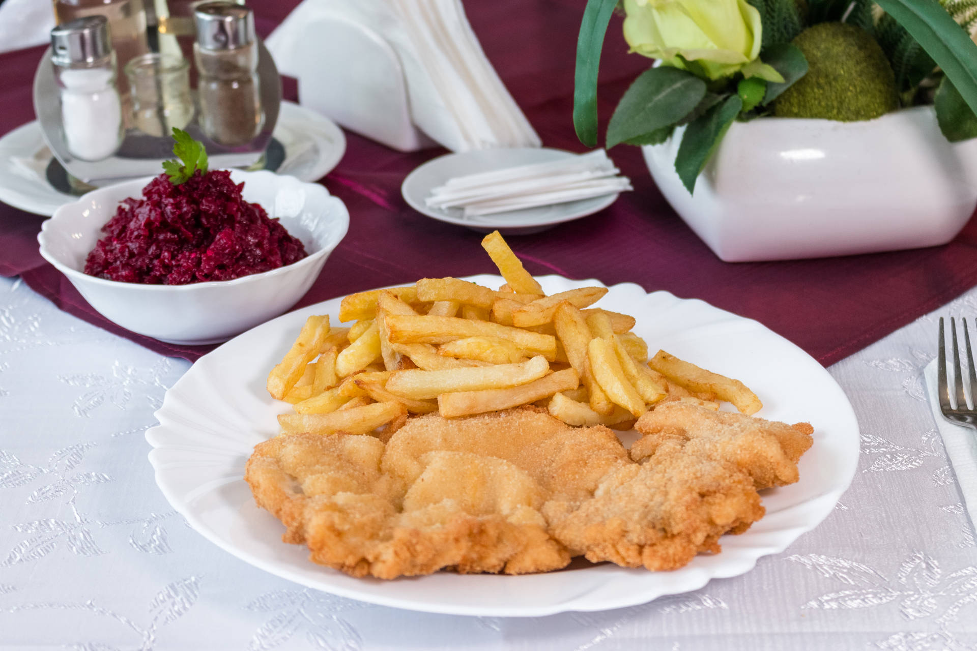 Şniţel Vienez cu cartofi prăjiţi