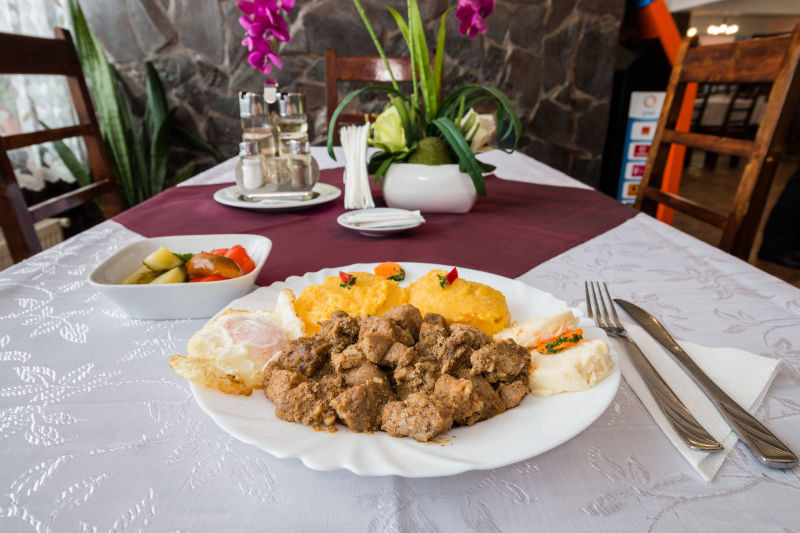 Tochitură mămăligă, cu ou şi brânză