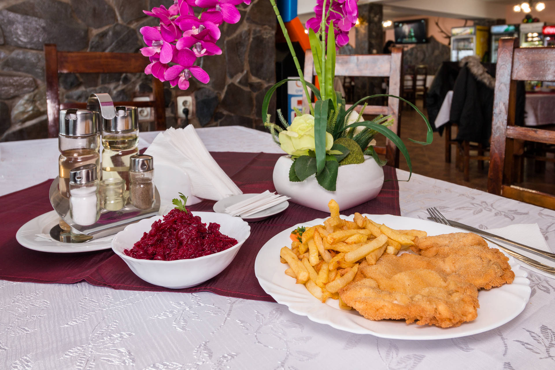 Şniţel Vienez cu cartofi prăjiţi